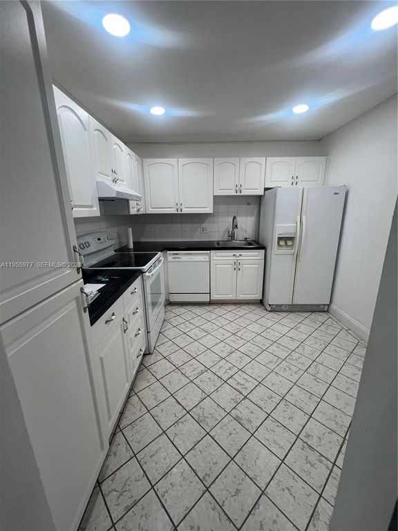 Image 6 of property listing at Address unavailable.