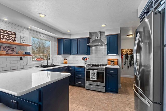 2709 SUMMERSET CIRCLE, Suamico, WI 54173