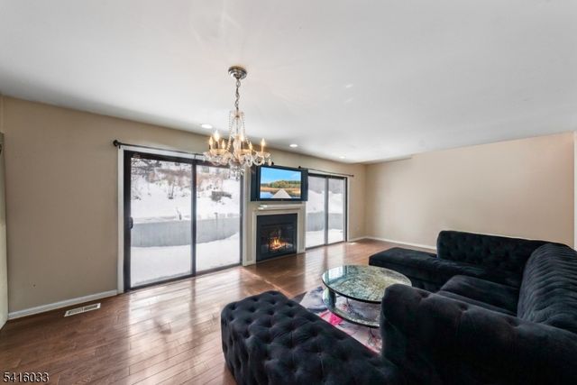 207 Stephanie Dr, North Caldwell Boro, NJ 07006