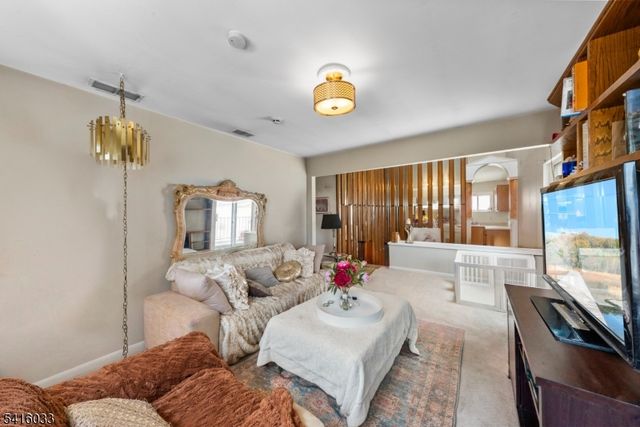 207 Stephanie Dr, North Caldwell Boro, NJ 07006