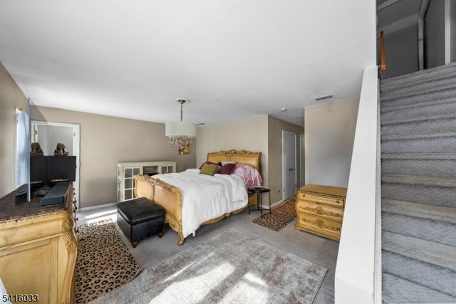 207 Stephanie Dr, North Caldwell Boro, NJ 07006