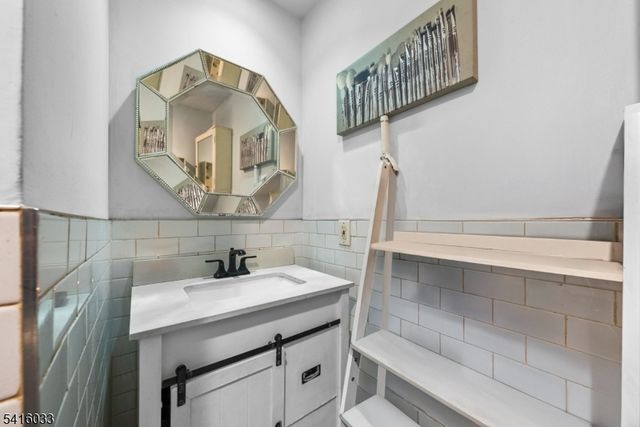 207 Stephanie Dr, North Caldwell Boro, NJ 07006