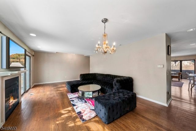 207 Stephanie Dr, North Caldwell Boro, NJ 07006