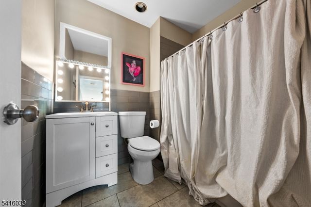 207 Stephanie Dr, North Caldwell Boro, NJ 07006