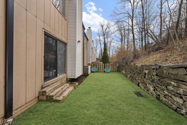 207 Stephanie Dr, North Caldwell Boro, NJ 07006