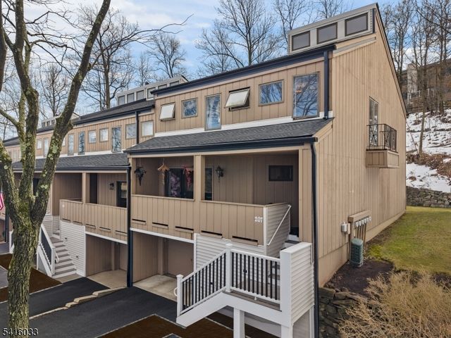 207 Stephanie Dr, North Caldwell Boro, NJ 07006
