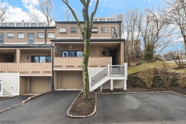 207 Stephanie Dr, North Caldwell Boro, NJ 07006