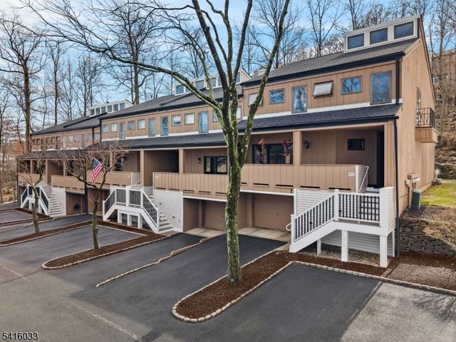 207 Stephanie Dr, North Caldwell Boro, NJ 07006