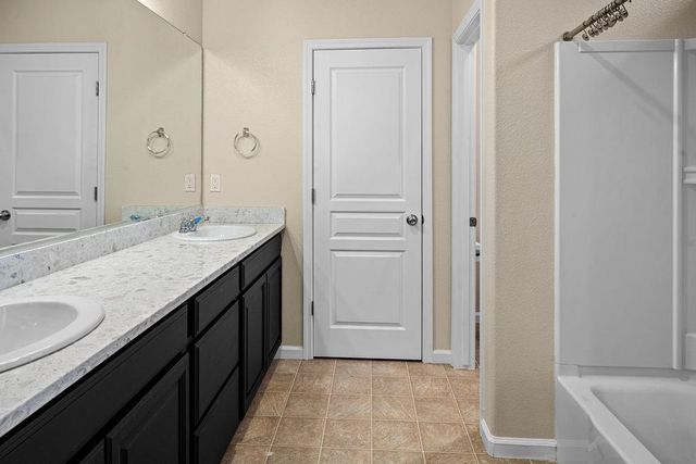 1129 S Carriage Avenue S, Fresno, CA 93727