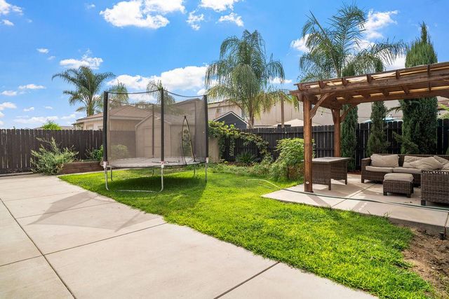 1129 S Carriage Avenue S, Fresno, CA 93727