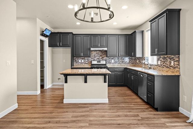 1129 S Carriage Avenue S, Fresno, CA 93727