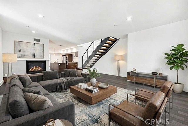 1250 N Harper 303, West Hollywood, CA 90046