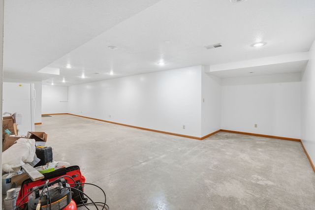 2428 W 60th Place, Davenport, IA 52806