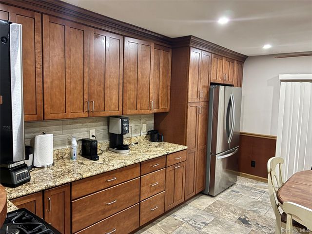 86 Scarcliffe Drive, Malverne, NY 11565