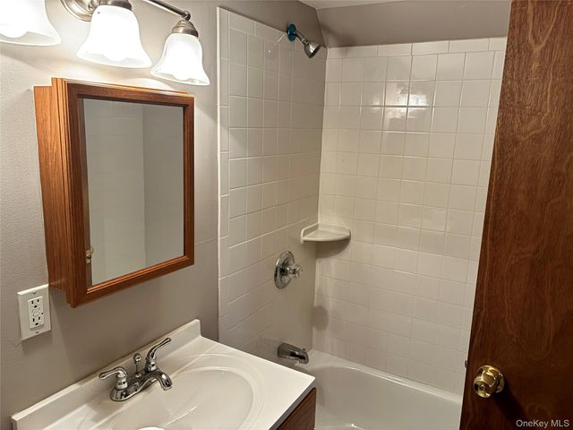 86 Scarcliffe Drive, Malverne, NY 11565