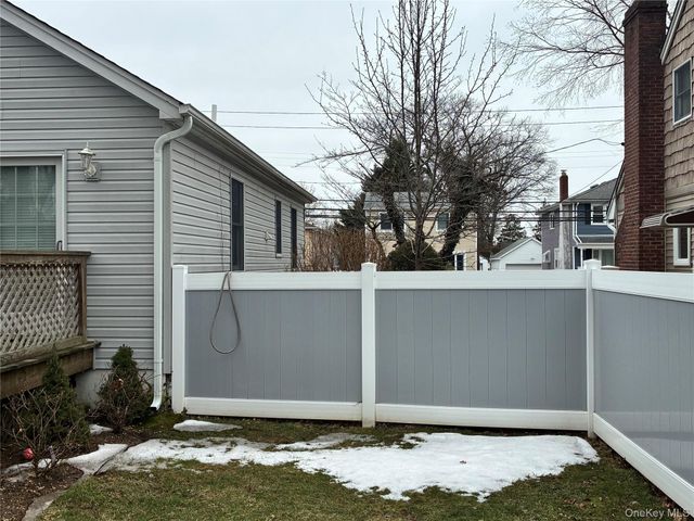 86 Scarcliffe Drive, Malverne, NY 11565