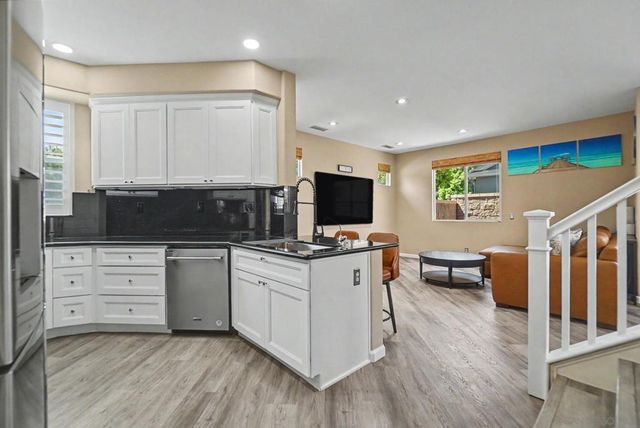 73 Westwind Dr, Tustin, CA 92782