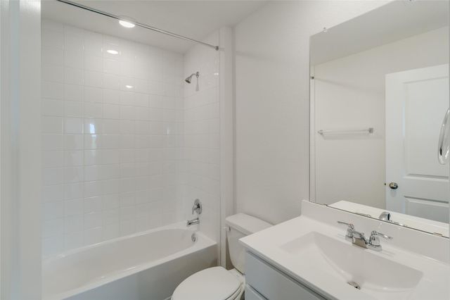 175 Safflower DR, Uhland, TX 78640