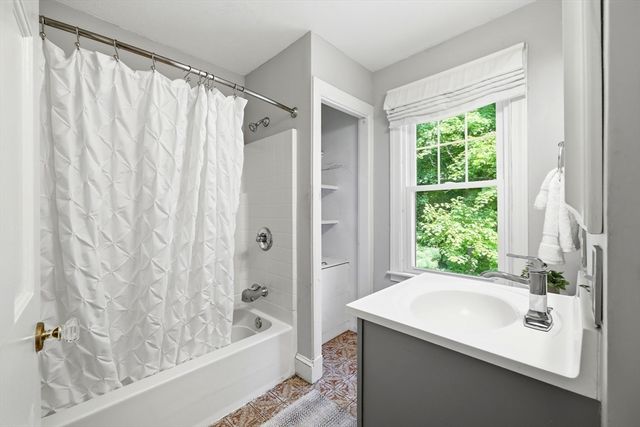 32 Lincoln Rd, Longmeadow, MA 01106