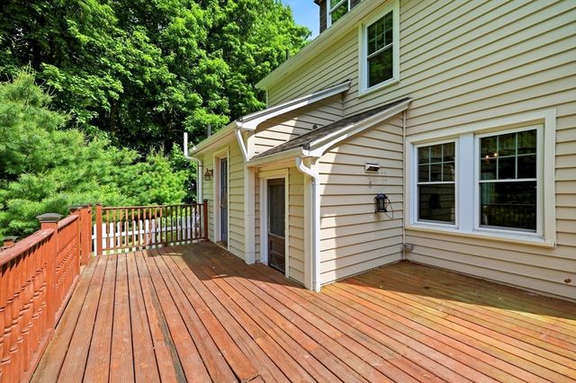 32 Lincoln Rd, Longmeadow, MA 01106