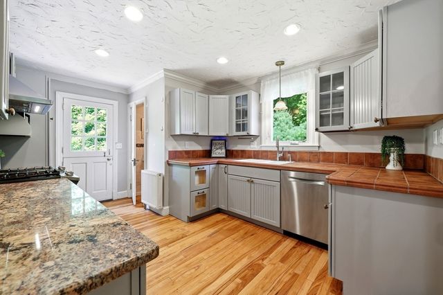 32 Lincoln Rd, Longmeadow, MA 01106