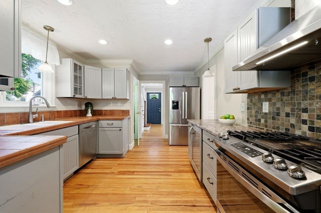 32 Lincoln Rd, Longmeadow, MA 01106