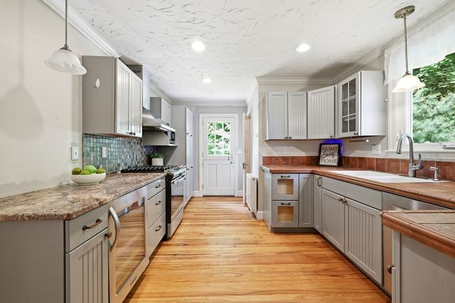 32 Lincoln Rd, Longmeadow, MA 01106