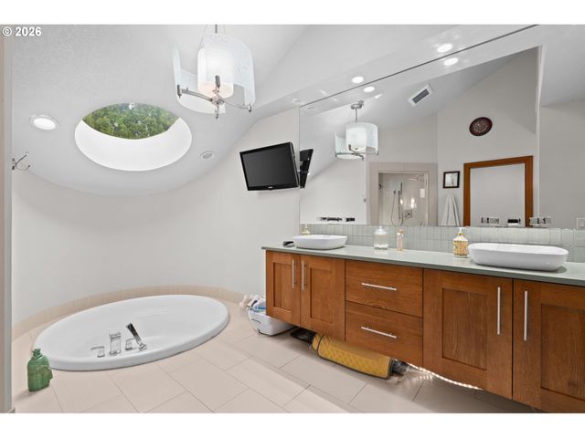 13237 KNAUS Rd, Lake Oswego, OR 97034