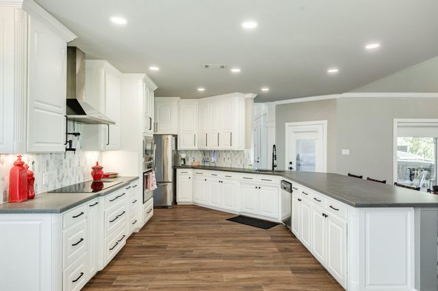 692 County Road 605, Angleton, TX 77515