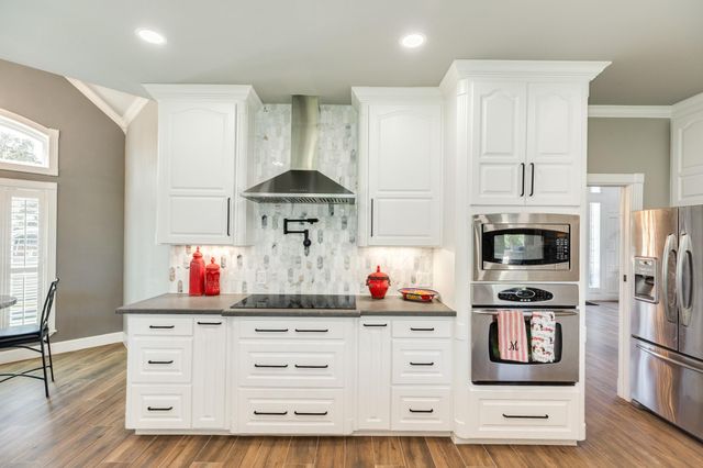 692 County Road 605, Angleton, TX 77515