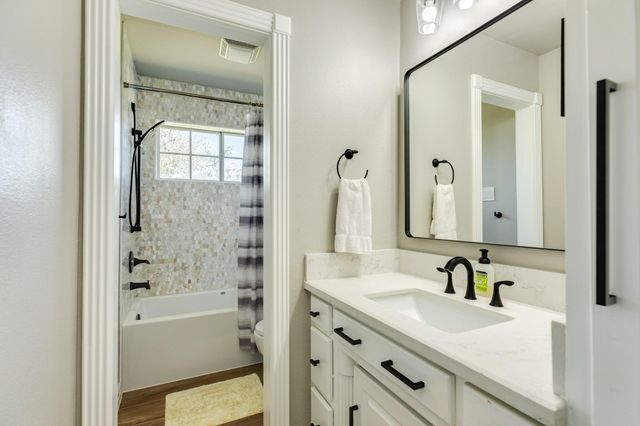 692 County Road 605, Angleton, TX 77515