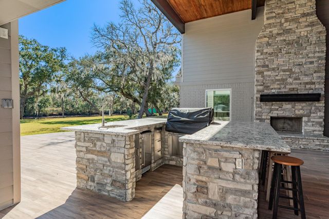 692 County Road 605, Angleton, TX 77515