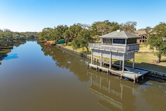 692 County Road 605, Angleton, TX 77515