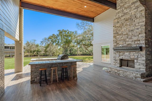 692 County Road 605, Angleton, TX 77515