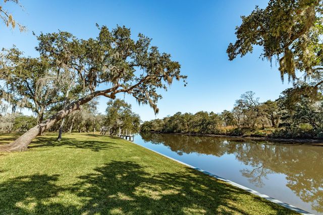 692 County Road 605, Angleton, TX 77515