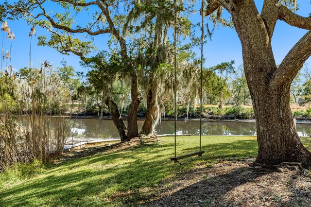 692 County Road 605, Angleton, TX 77515