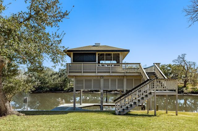 692 County Road 605, Angleton, TX 77515