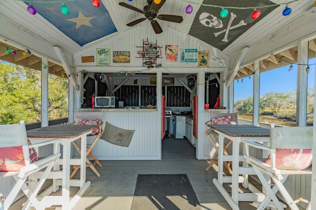 692 County Road 605, Angleton, TX 77515