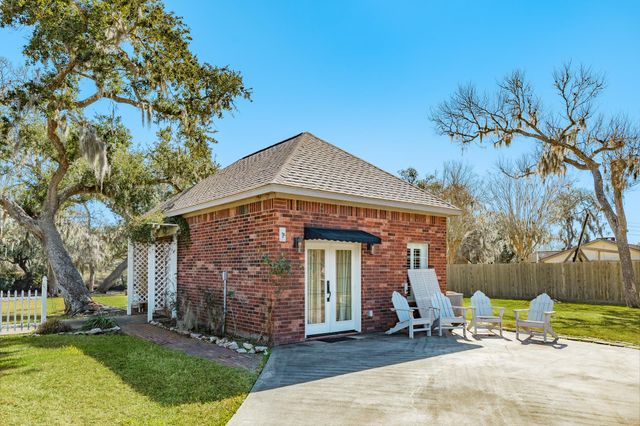 692 County Road 605, Angleton, TX 77515