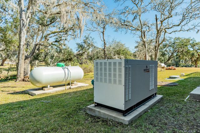 692 County Road 605, Angleton, TX 77515