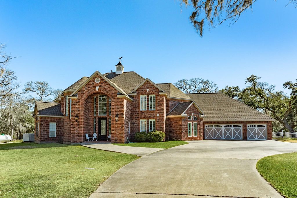 692 County Road 605, Angleton, TX 77515