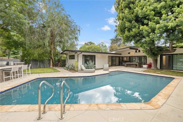 15456 Victory Boulevard, Van Nuys, CA 91406