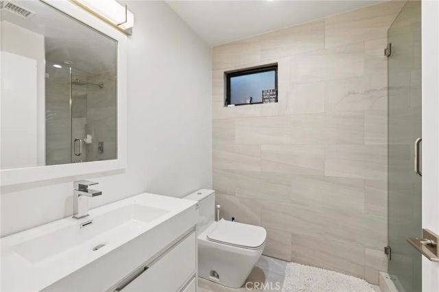 15456 Victory Boulevard, Van Nuys, CA 91406