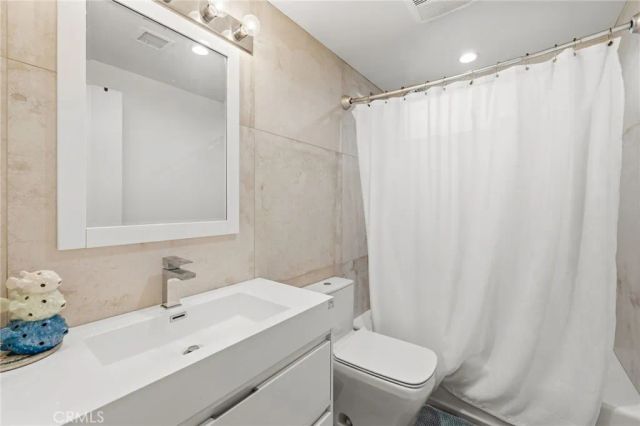 15456 Victory Boulevard, Van Nuys, CA 91406