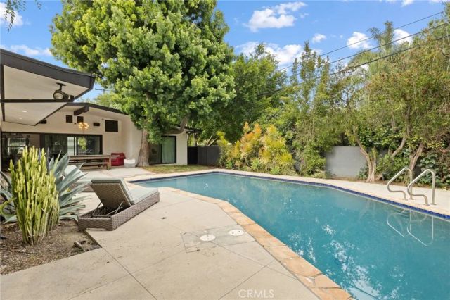 15456 Victory Boulevard, Van Nuys, CA 91406