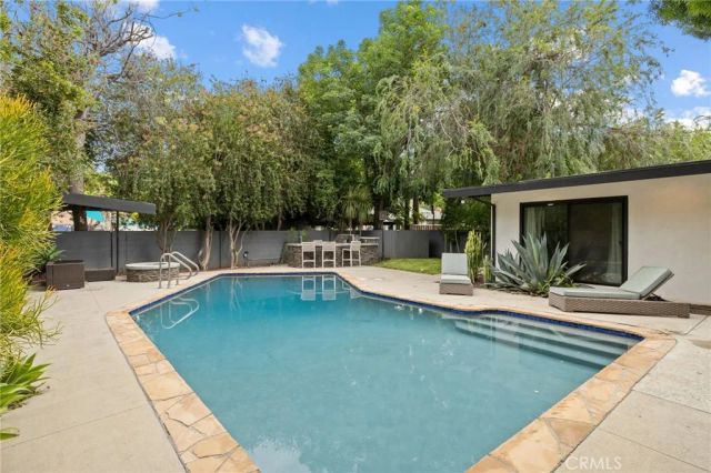 15456 Victory Boulevard, Van Nuys, CA 91406