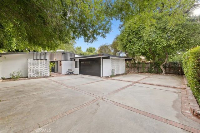 15456 Victory Boulevard, Van Nuys, CA 91406