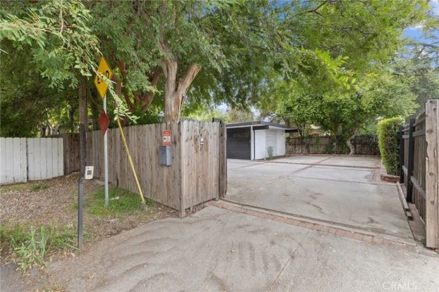 15456 Victory Boulevard, Van Nuys, CA 91406