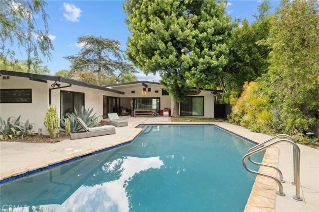 15456 Victory Boulevard, Van Nuys, CA 91406
