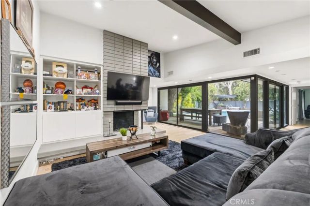 15456 Victory Boulevard, Van Nuys, CA 91406